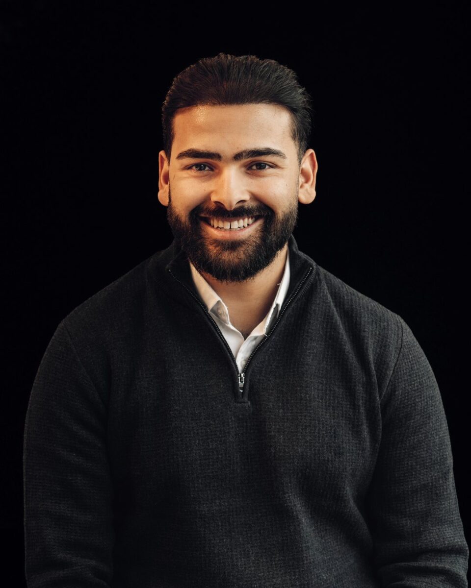 Portrait of Ezzi Naser, Customer Success Manager Sweden at amina, supporting reliable EV charging deployments and partner success in the Swedish market.