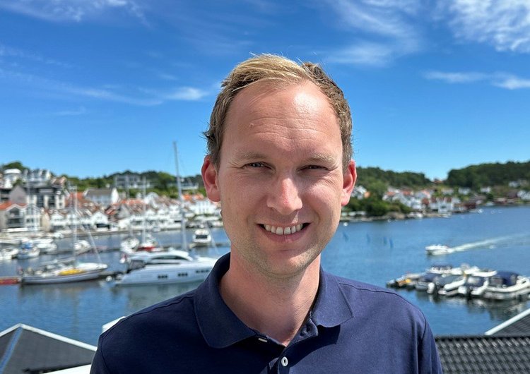 Porträt von Kristoffer Hurv von Driiv, dem norwegischen Partner von amina, der den Aufbau einer skalierbaren Ladeinfrastruktur für Elektrofahrzeuge in der gesamten nordischen Region unterstützt.