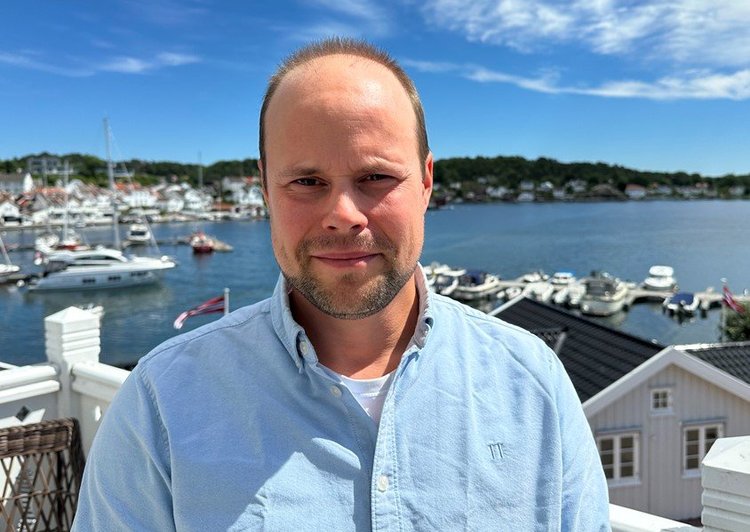 Porträt von Simon Skauge von Driiv, dem norwegischen Partner von amina, mit Schwerpunkt auf der Zusammenarbeit im Bereich der Ladeinfrastruktur für Elektrofahrzeuge auf dem nordischen Markt.